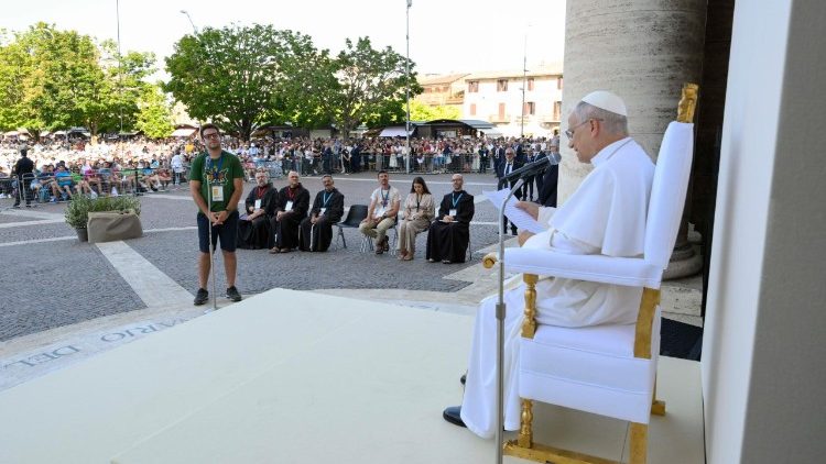 Papa no encontro com os jovens
