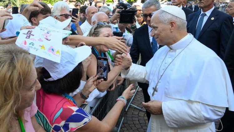 Il Papa saluta la folla fuori da Santa Maria degli Angeli