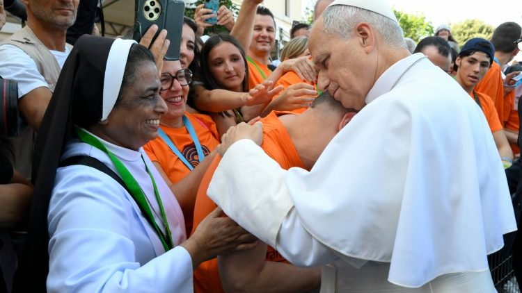 Un momento di affetto e vicinanza tra il Papa e un fedele.