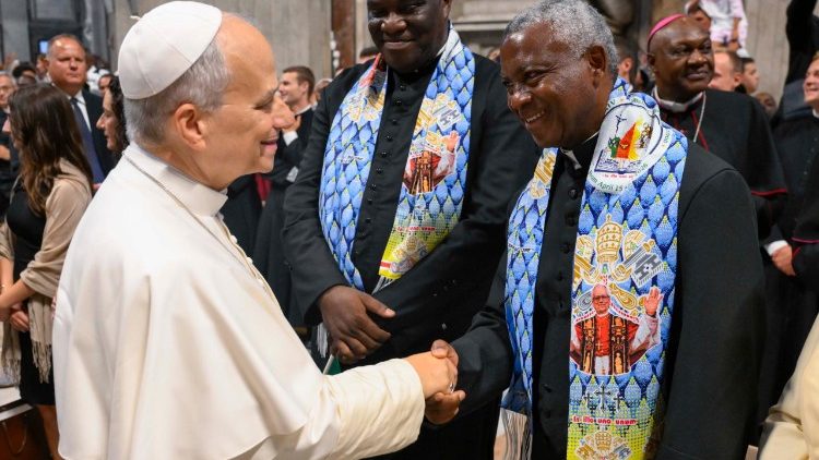 Papa alipata kuwasalimia mapadre kutoka moja ya nchi aliyotembelea wakati wa ziara yake ya kitume barani Afrika