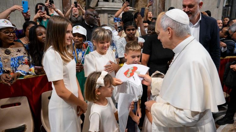 El Papa saluda a un grupo de ni&ntilde;os en la audiencia general en la Bas&iacute;lica vaticana