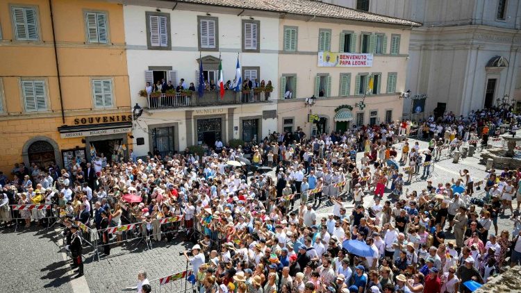 Mnoštvo okupljeno u Castel Gandolfu