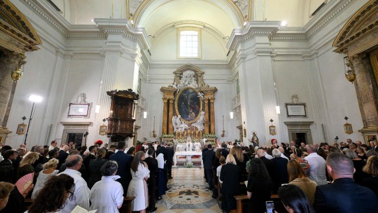 Santa Misa en la Asunci&oacute;n de Mar&iacute;a presidida por el Papa en la parroquia de Santo Tom&aacute;s de Villanueva en Castel Gandolfo.