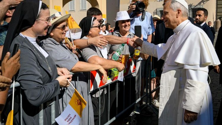 El Papa saluda a los fieles en la Plaza de la Libertad en Castel Gandolfo antes de dirigirse a la parroquia de Santo Tom&aacute;s de Villanueva