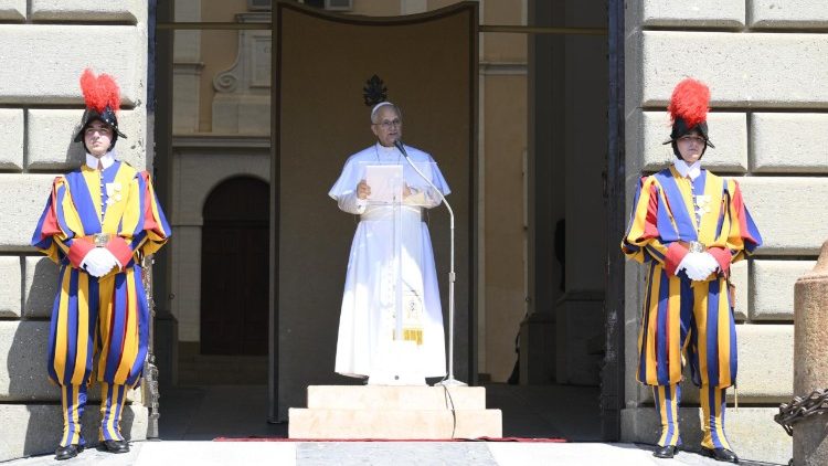 Papa se obraća vjernicima okupljenima na trgu ispred Apostolske palače u Castel Gandolfu