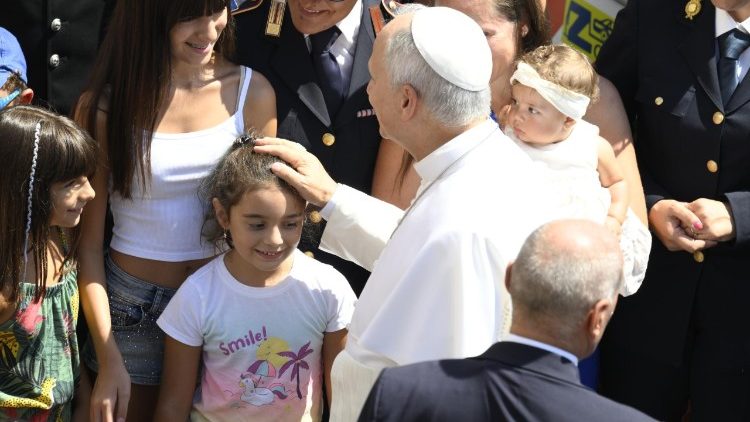 Papa blagoslivlja djevojčicu