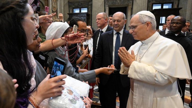 Paus menyapa umat yang berkumpul di Basilika Santo Petrus 