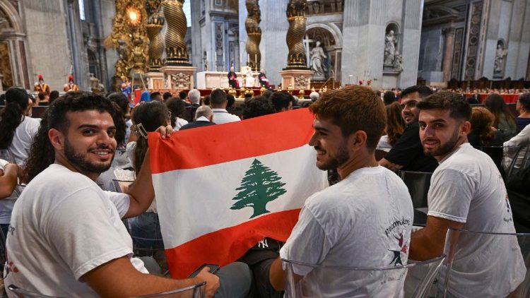 Algunos jóvenes presentes en la audiencia general de esta mañana, 19 de agosto, en la Basílica de San Pedro, portaban la bandera libanesa.