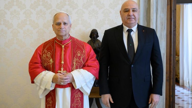 Paus Leo XIV menerima Presiden Lebanon