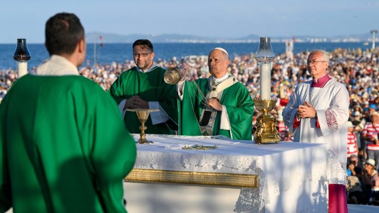 Un momento de la celebraci&oacute;n eucar&iacute;stica 