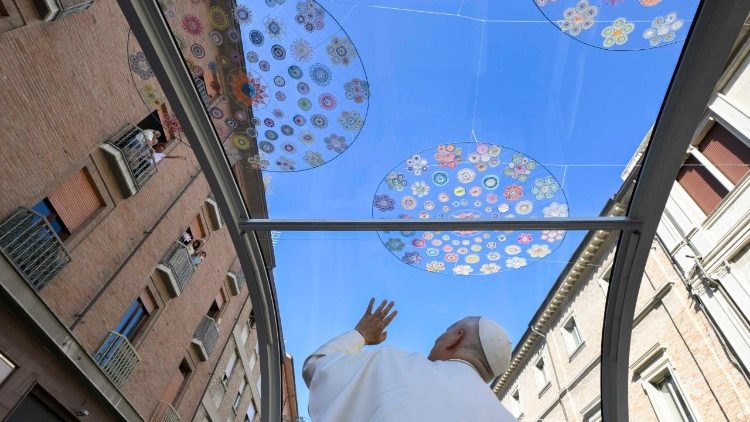 O Papa ao atravessar a p&eacute; as ruas de Rimini para chegar at&eacute; a Catedral