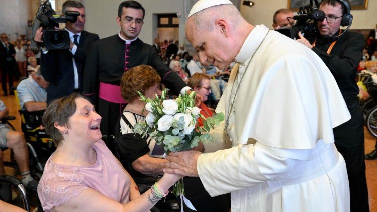 Uma senhora doente ao entregar um buqu&ecirc; de flores ao Papa Le&atilde;o XIV 