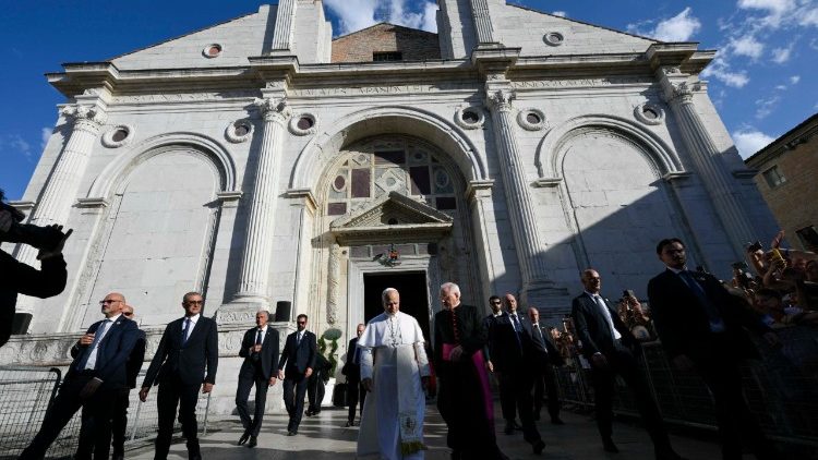 El Santo Padre y la Catedral de R&iacute;mini