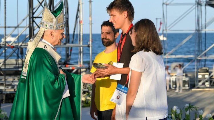 J&oacute;venes entregan al Papa los ofrendas para la celebraci&oacute;n de la Liturgia Eucaristica