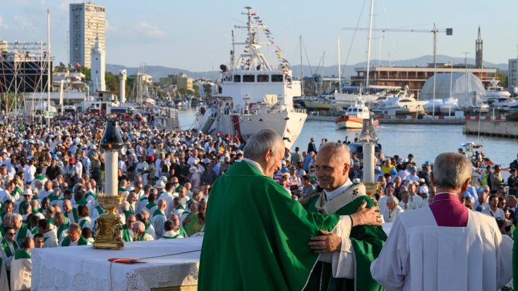 O Porto de Rimini ao fundo, durante sauda&ccedil;&atilde;o do Papa e cardeal Zuppi