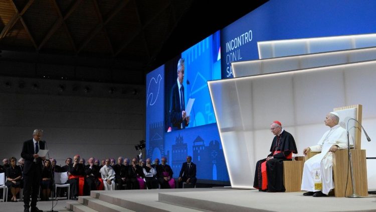  Bernhard Scholz, presidente de la Reuni&oacute;n, saluda a Le&oacute;n XIV. 