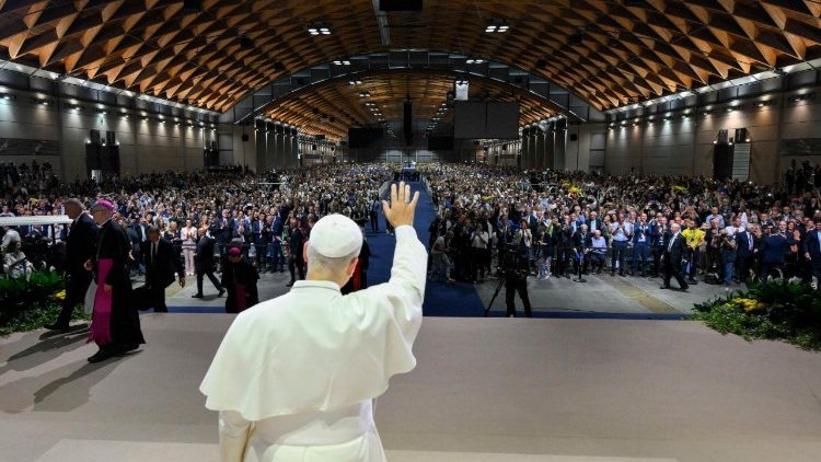 Papst Leo (in einer Kongresshalle) beim Rimini-Meeting