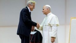 El Papa saluda a Bernhard Scholz, presidente del Meeting por la Amistad entre los Pueblos.