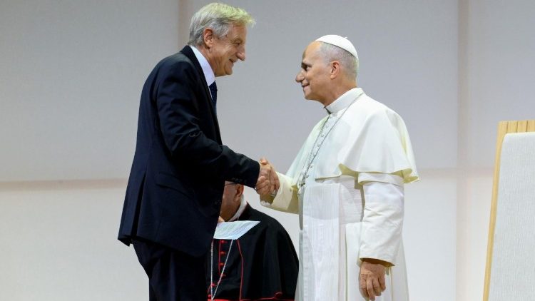 El Papa saluda a Bernhard Scholz, presidente del Meeting por la Amistad entre los Pueblos.