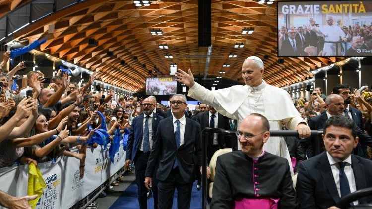 León XIV, a bordo del papamóvil, saluda a los presentes en la Feria de Rimini con motivo del Encuentro por la Amistad entre los Pueblos.