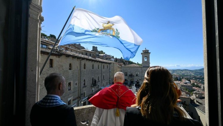 León XIV saluda desde el balcón central del Palazzo Pubblico.