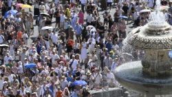 Fieles y peregrinos en la plaza de San Pedro para rezar el Ángelus