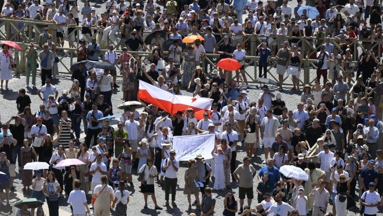 Паломники на площади Святого Петра (23 августа 2026 г.)