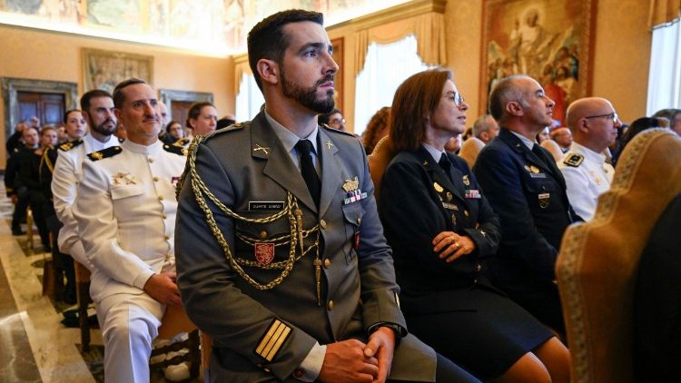 Os militares ouvindo o Papa Le&atilde;o