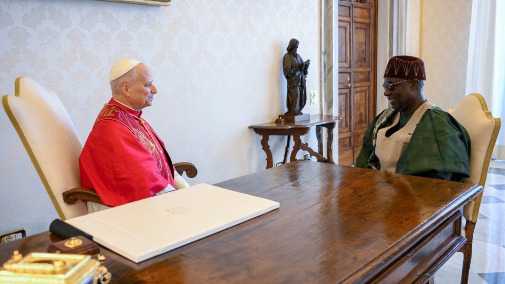 La Leon al XIV-lea, ambasadorul Nigeriei, Paul Oga Adikwu, cu ocazia prezentării scrisorilor de acreditare. 