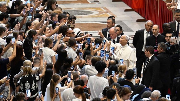 Papst Leo gr&uuml;&szlig;t die Gl&auml;ubigen im Petersdom