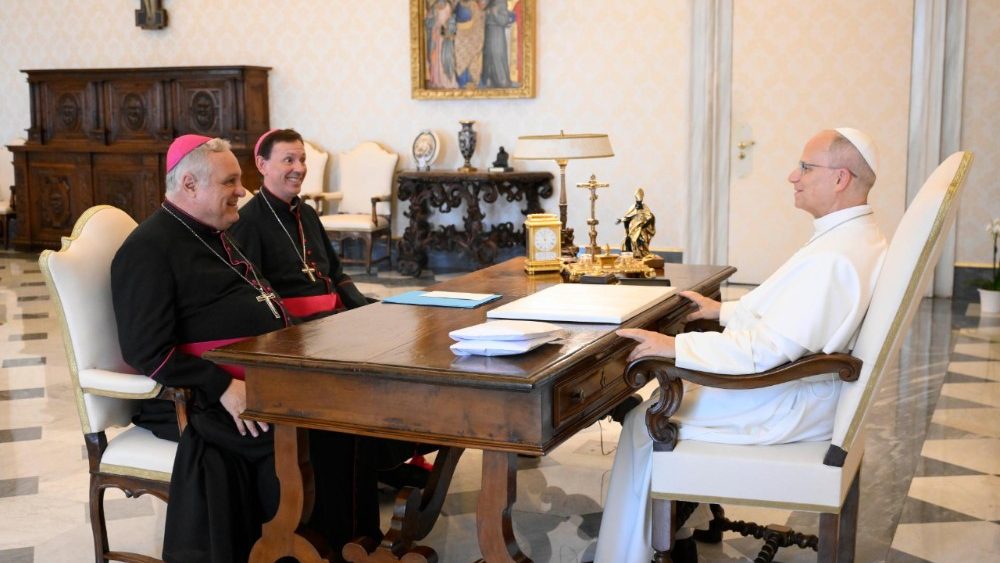 La Leon al XIV, președintele și secretarul general al Conferinței episcopale a Argentinei, monseniorul Marcelo Daniel Colombo, respectiv, monseniorul Raúl Pizarro Travers. 