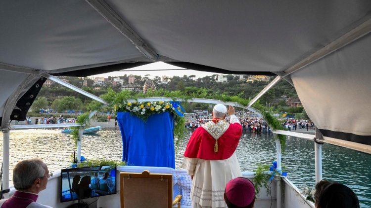 Prosesi Maria di Danau Albano 