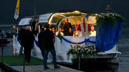 Selama Prosesi di Danau Albano, Paus Mempercayakan Anak-anak yang Terluka kepada Maria