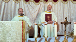 האב פיוטר זלזקו, סגן הפטריארך הממונה על נציגות יעקב הצדיק, יחד עם מזכיר הקוסטודיה של ארץ הקודש, האב אלברטו פארי 