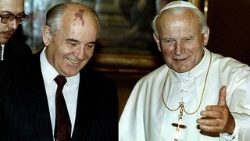 لقاء البابا يوحنا بولس الثاني والزعيم السوفيتي الراحل غورباتشوف عام ١٩٨٩