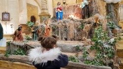Une enfant devant la crèche dans la cathédrale maronite à Alep.