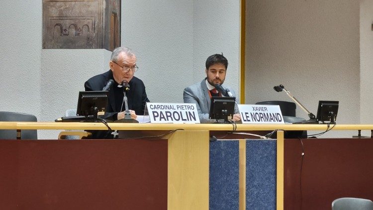Le cardinal Pietro Parolin s'adressant à la presse catholique à Lourdes, le 26 janvier 2023.