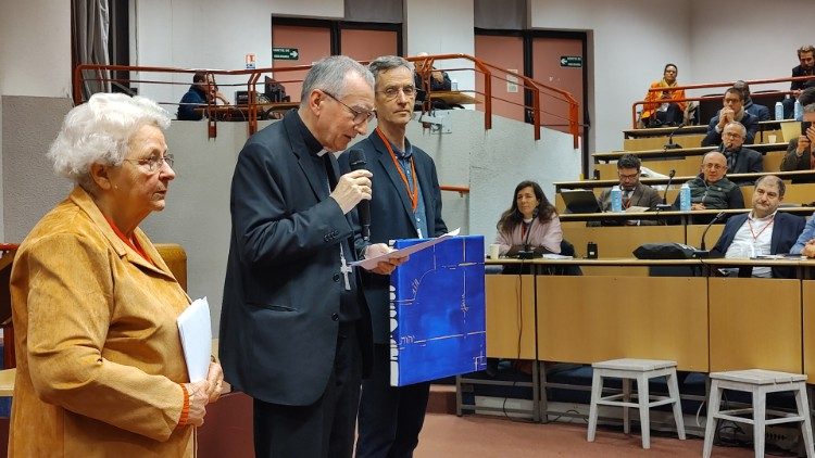 Kard. Pietro Parolin wręcza nagrodę ks. Jacquesa Hamela Christophe'owi Chalandowiw obecności Roselyne Hamel, siostry zamordowanego francuskiego kapłana, 26 stycznia 2023