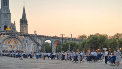 லூர்து திருத்தலக் கோவிலுக்குள் செல்லும் நோயுற்றோர்