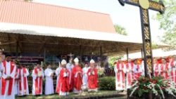 Messe au mémorial des martyrs du Cambodge, à Taing Kauk.  