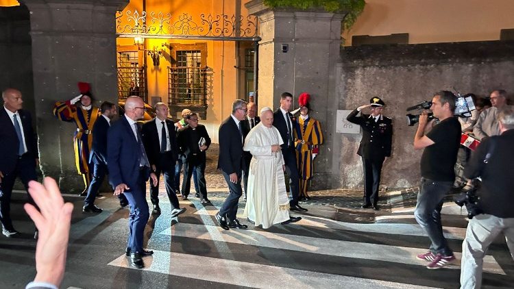 Le Pape à sa sortie de la Villa Barberini