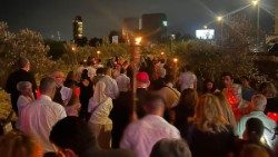 நள்ளிரவு செப வழிபாட்டில் பங்கேற்ற மக்கள் 