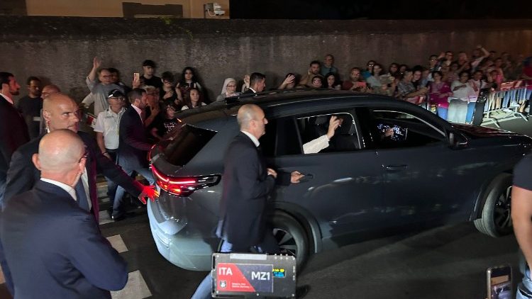O Papa ao se afastar de carro