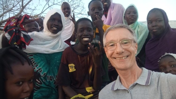 Le père Alexandre avec quelques uns de ses paroissiens