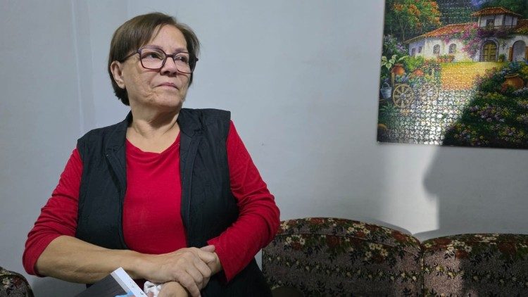 Annie, dévote de saint Charbel, vit dans la pauvreté à Beyrouth