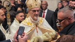 Le cardinal Pierbattista Pizzaballa porte l'enfant Jésus dans la mangeoire.