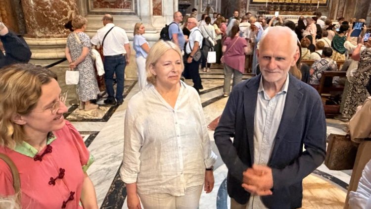 Ales Bialacki wraz z żoną po zakończonej Mszy św. przy grobie św. Jana Pawła II