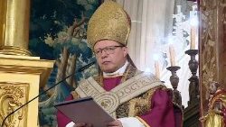 Kardynał Grzegorz Ryś podczas ingresu do katedry wawelskiej