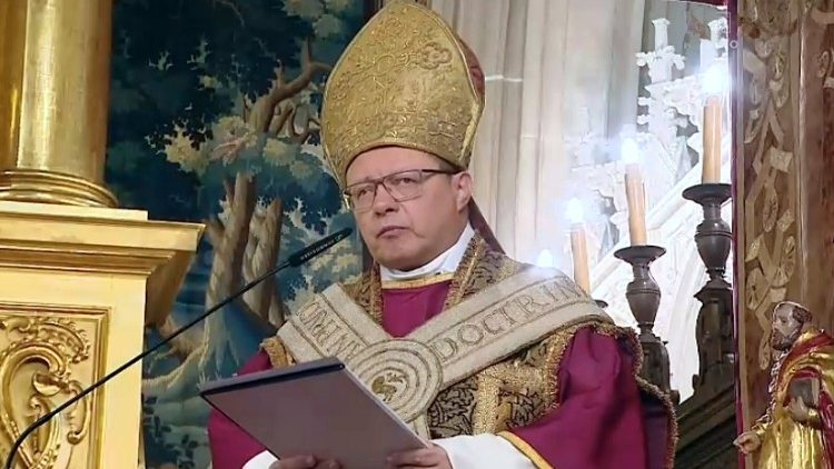 Kardynał Grzegorz Ryś podczas ingresu do katedry wawelskiej