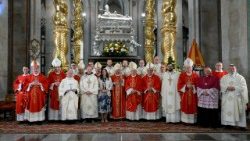 Uroczystości ku czci św. Wojciecha w Gnieźnie. Celebransi wraz z misjonarzami, którzy otrzymali w Gnieźnie krzyże misyjne.